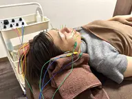 ⭐️おすすめNo.2⭐️【リフトアップメニュー特化】W電気美容鍼+ヘッドマッサージ+首肩背中マッサージ