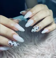 自爪ネイルワンカラー＋簡単アート2本.4500円、自爪5mm以上なら降らす300円、リピア2本無料です