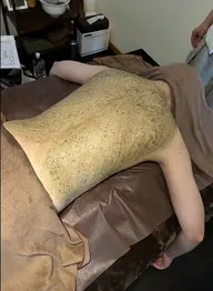 男性にも人気メニュー 背中ニキビで悩んでいる方 ブライダルエステメニューに VCFリキッド1スポイトプレゼント