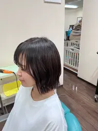 くせ毛も綺麗な切りっぱなしボブに
