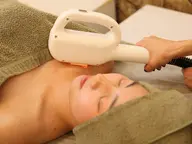 【オススメ】光フェイシャル(フェイス&首&デコルテ照射)＋保湿ケア、耳マッサージ、フェイスマッサージ