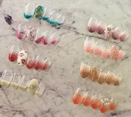 大人気✨アートが片手1本ずつ付いたお得なメニュー🉐カラーやラメは300種類から選べます◎斜めフレンチ、カラーグラデ対応