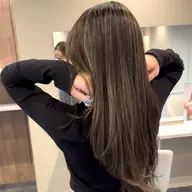 自然な艶髪ストレートモデル