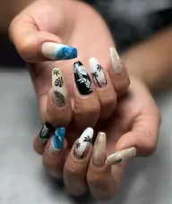 長さ出しジェルアート持ち込みデザイン可能。対象外アート有り。アートし放題＋1,000円頂きます🙇🏻‍♀️⋱