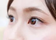 すっぴん可愛い♪【軽量×高持続フラットラッシュ】オフ・アイパック込100本