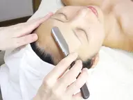 限定コース　　　　　　　　　　　　　　　クレンジング→保護美容液→お顔そり&眉カット→鎮静美白泥パック→美容液でお仕上げ