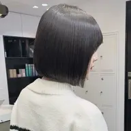 【縮毛矯正+トリートメント】気になるうねりや癖を自然にストレートに✨️湿気や汗に負けない縮毛矯正