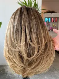 【毛先の重たさと動き・ボリュームがしっかり出るのが特徴的】レイヤーカット+プレミアムAujuaトリートメント