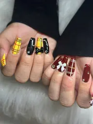 モデル限定 価格」自爪・パーツつけ+アートし放題(オフ別料金1000円)