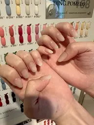 チーク／カラーグラデーションネイル