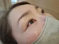 地まつ毛を活かして仕上がるまつ毛パーマ。ヒト幹美容液を使うことでダメージレスまつ毛パーマ