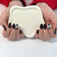 新規様:おしゃれコース、他店オフ+ケア+角質除去、3色までカラー選べれる(フラッシュラメもOK)+大粒ストーン2粒。