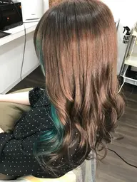 イヤリングカラー💫 ケアブリーチ使用の場合は別途＋1100円になります。ブリーチ→カラーON→トリートメント超音波付