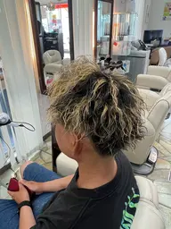 ミニモ限定クーポン✨️✨️ カット+縦落ちパーマ+メッシュ+トリートメント