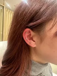 大人気の耳ツボセラピー！　肩こり.腰痛.頭痛.生理痛.リフトアップなどに効果あり。ジュエリーでオシャレ度アップ✨