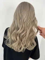 ダメージを最小限にハイトーンブリーチ＋カットトリートメント