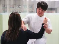猫背・巻き肩を骨盤や背骨矯正で姿勢美人　約60分。✅20​〜​40代女子の利用No.1