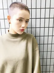 個性的スタイルバズカットにばっさりイメチェン！