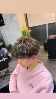 [🍏イチ押し🍏][メンズカット+外国人風ハイライト☘️ブリーチ込み+パーマ] + 頭皮トニック付き