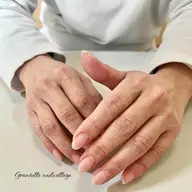 ハンドジェルのオフをします。(当店のみ)施術を丁寧にさせていただきますのでお時間がかかる場合がございます。