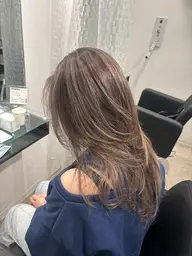 ハイライトカラー+トリートメント🤎/《自然光に当たると立体感がでる海外風ハイライト》※シャンプーブロー込み