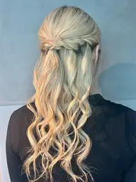 お出かけ前に🎶 【ハーフアップアレンジ🌼】