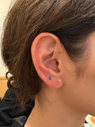 耳ツボジュエリー💎片耳3粒ずつ（計6粒）耳リフレ付き