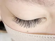 《アイラッシュ業界震撼の新技法♡ 》回転・バラつきがないストレスフリー技術！つけ放題90分+オフ（アイシャンプー付）