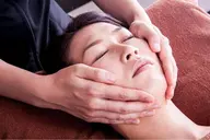 リピート率が高い小顔矯正😊ヘッドマッサージやデコルテマッサージもするので満足度の高いフェイシャルエステとなっております