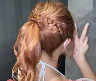 ヘアセット  ①ポニーテールアレンジ  髪を一つに結ぶポニーテールは、ヘアアレンジの定番！