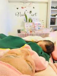 ピーリング→ 洗顔 →マッサージ →フェイスマスク施術。フェイシャルマッサージを受ける方はメイクをしないでください。