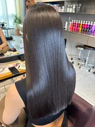 〈ダメージレスで艶髪に✨〉癖やうねりが気になる方にオススメ!髪質改善ストレート🪡✨