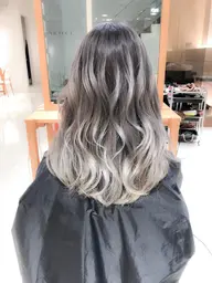 🫧🩵デザインカラークーポン🩵🫧全頭ブリーチ+毛先ブリーチ1回プラスグラデーションカラー+うる艶トリートメント