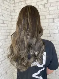 💛毛先まで全体にしっかりとデザインが見えるハイライト+全体カラー💛