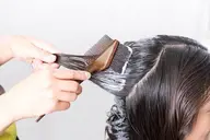 白髪ぼかしメニューの為ハイライトで部分はブリーチをします。色はこちら指定の色になります。施術時間はあくまで目安となります