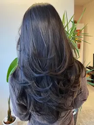 【毛先の重たさと動き・ボリュームがしっかり出るのが特徴的】レイヤーカット➕カラー➕Aujuaトリートメント
