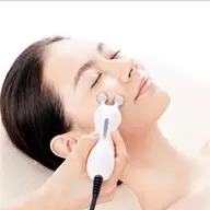 EMS低周波➕マッサージ💆♀️で小顔効果‼️⤴️⤴️軽いお顔の洗浄と丁寧なリンパマッサージ+EMS低周波施術です