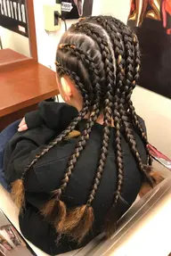 フルコーンロウ(エクステあり)お好きなコーンロウ用アクセサリー選んでいただいて無料でお付けします😊前髪カット無料‼︎