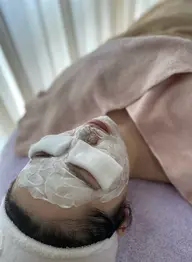 【胸元・首・お顔のエステ+頬の美白クリームパック】早めの紫外線ケアが鍵🔑美白クリームパック付きエステ♪