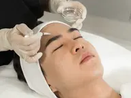 資格保持者による施術【メンズ人気No. 1】水光ピーリング＋韓国式光美容 ¥25,300→¥12,800