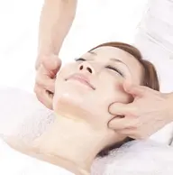 小顔コルギ60分☆骨と皮膚の間にあるリンパや滞った血流を刺激して血流をアップいたし、デコルテ周りの血流もよくしていきます