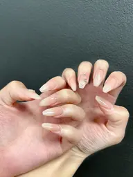 チップ長さ出しチーク／カラーグラデーションネイル