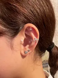 【✨美容𝐃𝐚𝐲に✨】耳つぼジュエリー & ヘッドスパ 15分 & メンテナンストリートメント 😌