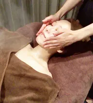 リラクゼーショントリートメント（デコルテまで）60分たっぷりマッサージします。お顔のコリ肩のコリがほぐれスッキリします