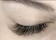 まつ毛エクステつけ放題、つけられるだけつけていきます。