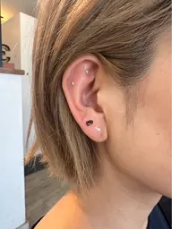 耳ツボジュエリー💎18粒まで（両耳合計）可愛くリフトアップやダイエットも🤍韓ドルにも大人気🇰🇷