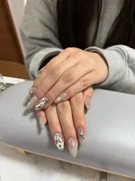 ハンドネイル（アート1～4本まで、自店オフあり，他店オフプラス➕500円)