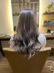 【外国人風】立体感のあるハイライト✨トリートメントをして綺麗な質感を保ちます💚カットもお任せください♪