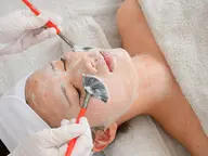 ララピール+腸もみ。毛穴の開き・乾燥・くすみを一掃し、肌深部から満たされるような潤いと韓国水光肌を叶えます〇