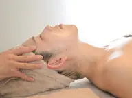 初めての方、迷ったらこれ‼️頭からデコルテまでオールハンドで浮腫・つまりを流します🧡アロマで癒されて贅沢time🤫